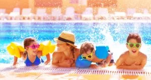 Familia feliz en piscina