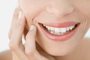 ¿Cómo mejora el ácido hialurónico nuestra sonrisa?