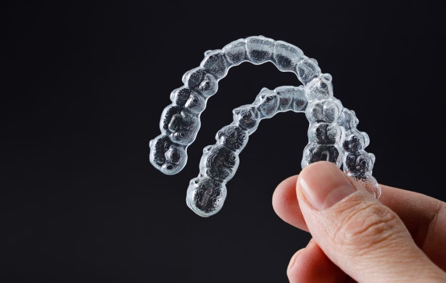 Cuánto tiempo hay que llevar los retenedores Invisalign